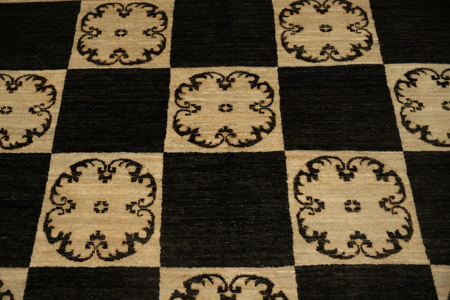 Modern black and Cream floral checkered rug for living rooms 6x8