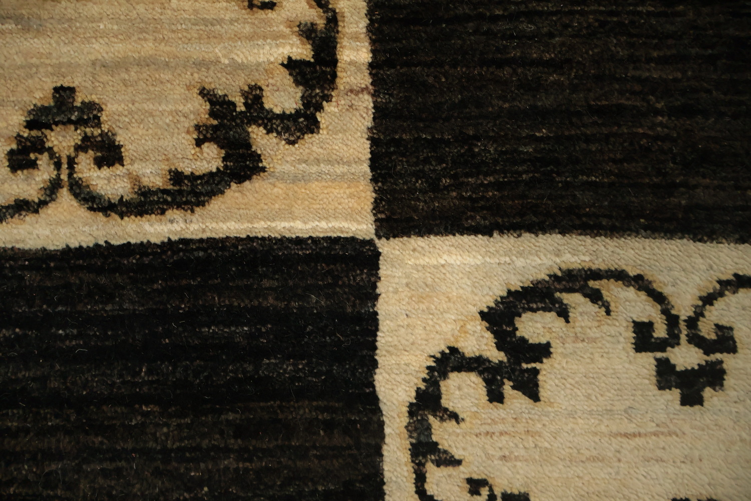 Modern black and Cream floral checkered rug for living rooms 6x8