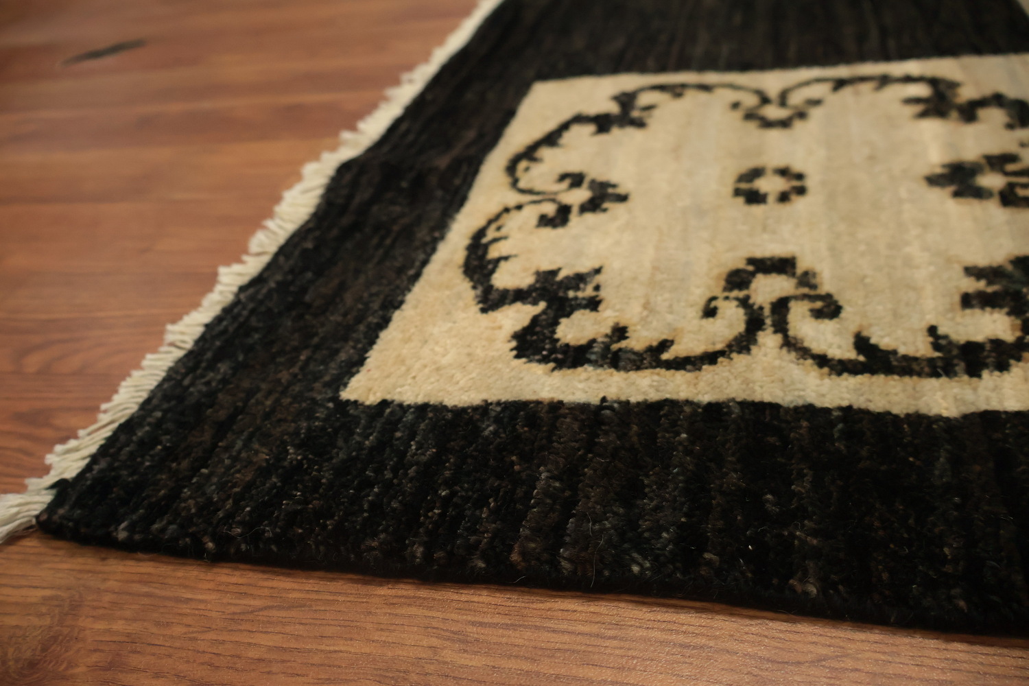Modern black and Cream floral checkered rug for living rooms 6x8