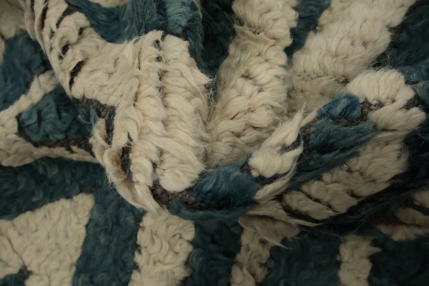 Ivory/ Blue Moroccan Shaggy Area Rug 9x11