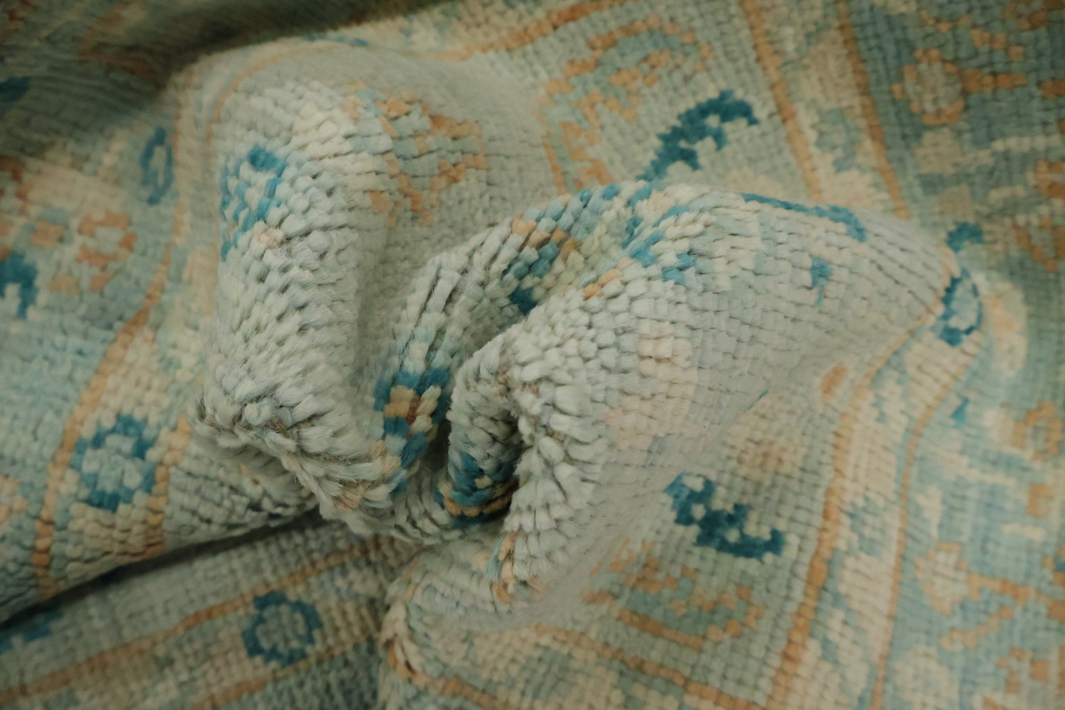 Elegant Vintage-Style Rug in Soft Blue & Beige Tones for Any Room 2x4