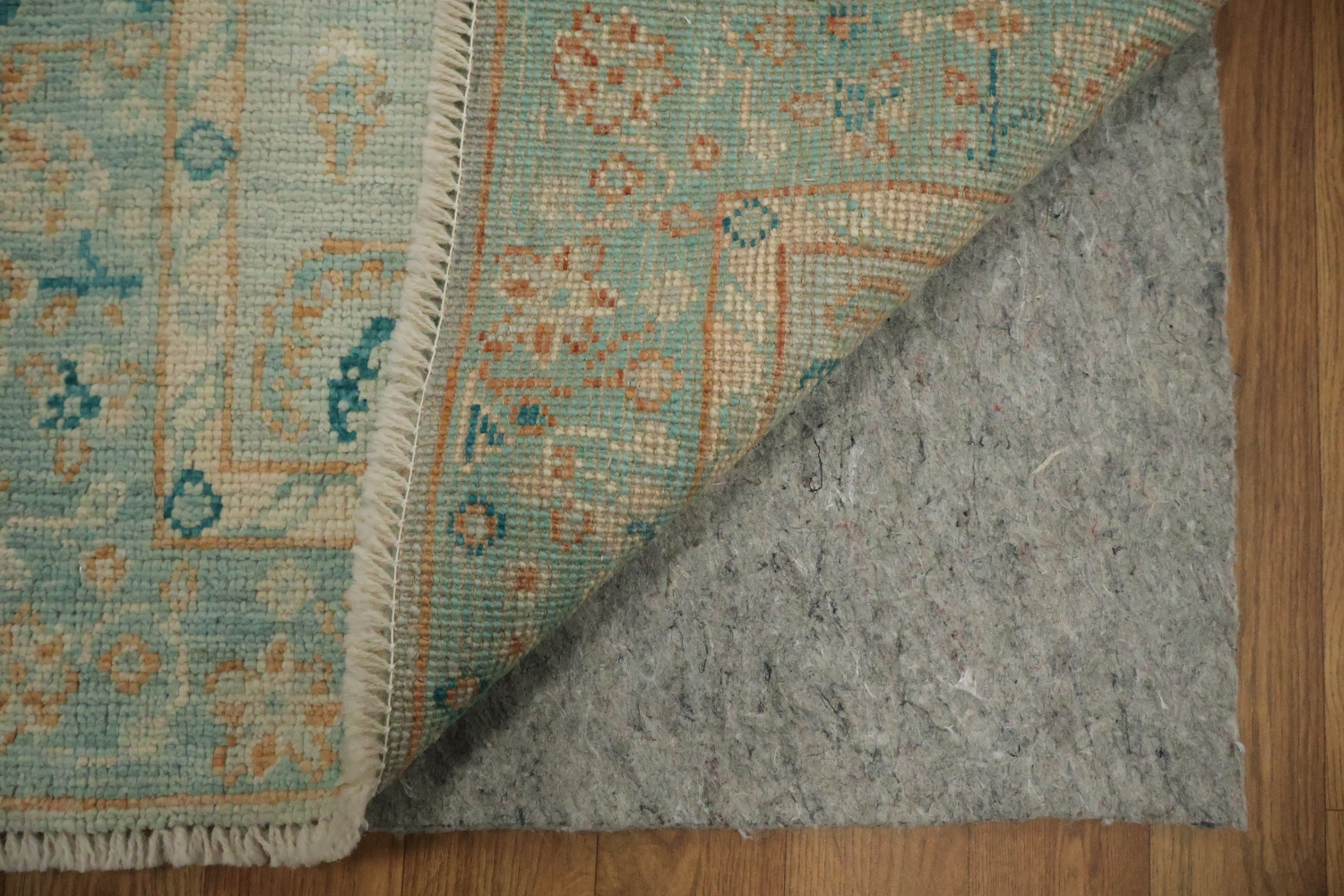 Elegant Vintage-Style Rug in Soft Blue & Beige Tones for Any Room 2x4