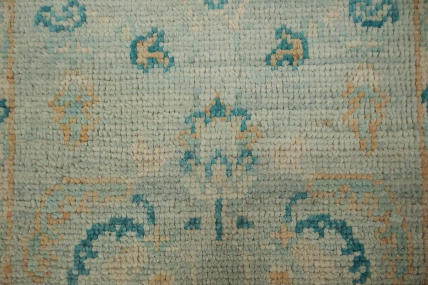 Elegant Vintage-Style Rug in Soft Blue & Beige Tones for Any Room 2x4