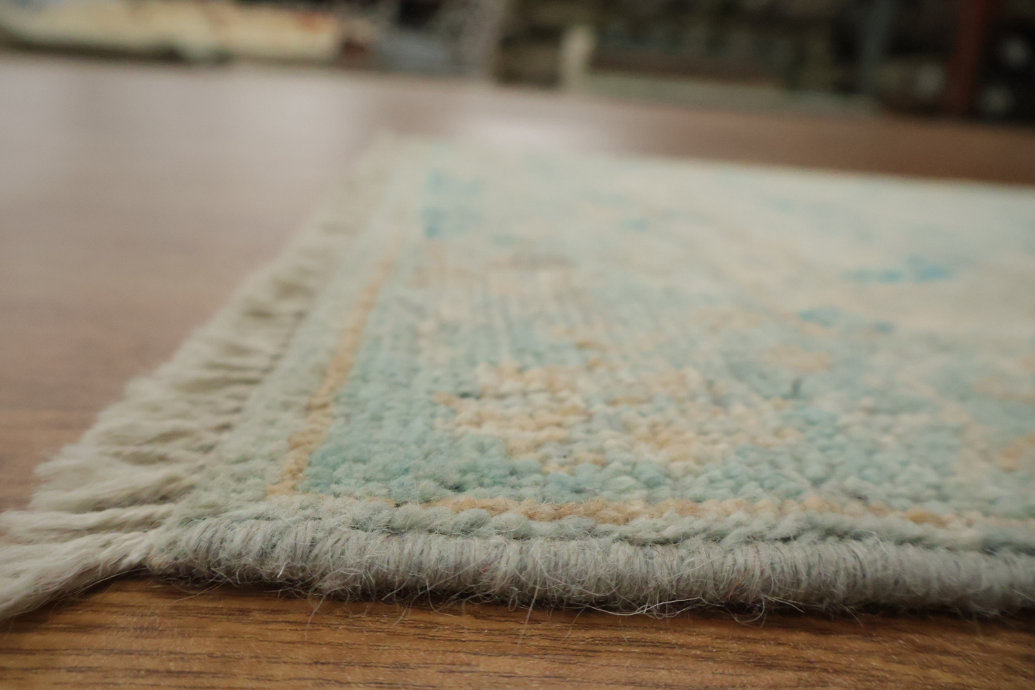 Elegant Vintage-Style Rug in Soft Blue & Beige Tones for Any Room 2x4