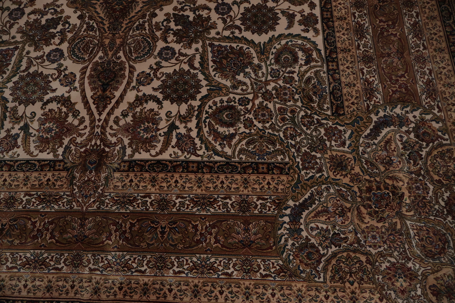 Exquisite Qum Area Rug 7x10 with Captivating Detailed Symmetry