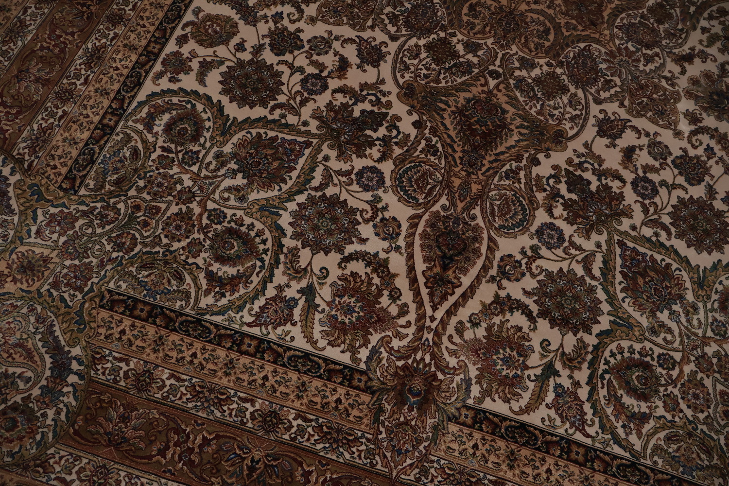 Exquisite Qum Area Rug 7x10 with Captivating Detailed Symmetry