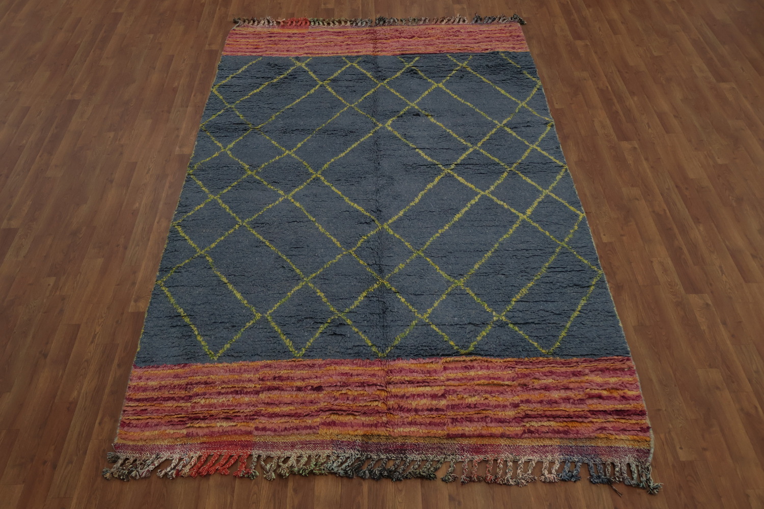Chic Moroccan Area Rug 6x10 Contrasting Border Accents