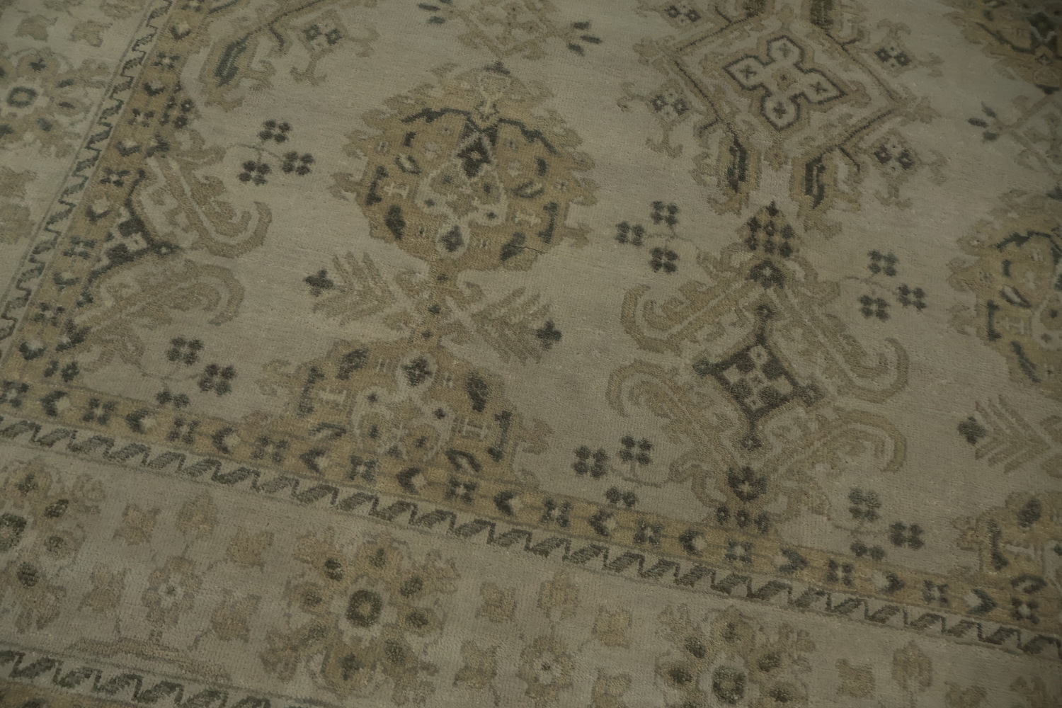 Elegant Oushak Area Rug 8x10 for a Timeless Home Aesthetic