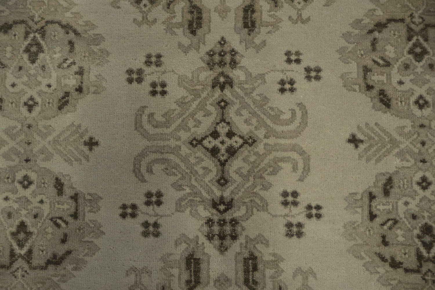Exquisite Oushak Area Rug 8x10 Featuring Ornate Craftsmanship