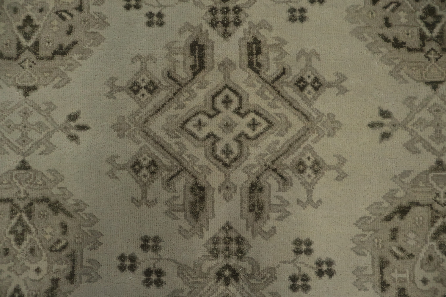 Exquisite Oushak Area Rug 8x10 Featuring Ornate Craftsmanship