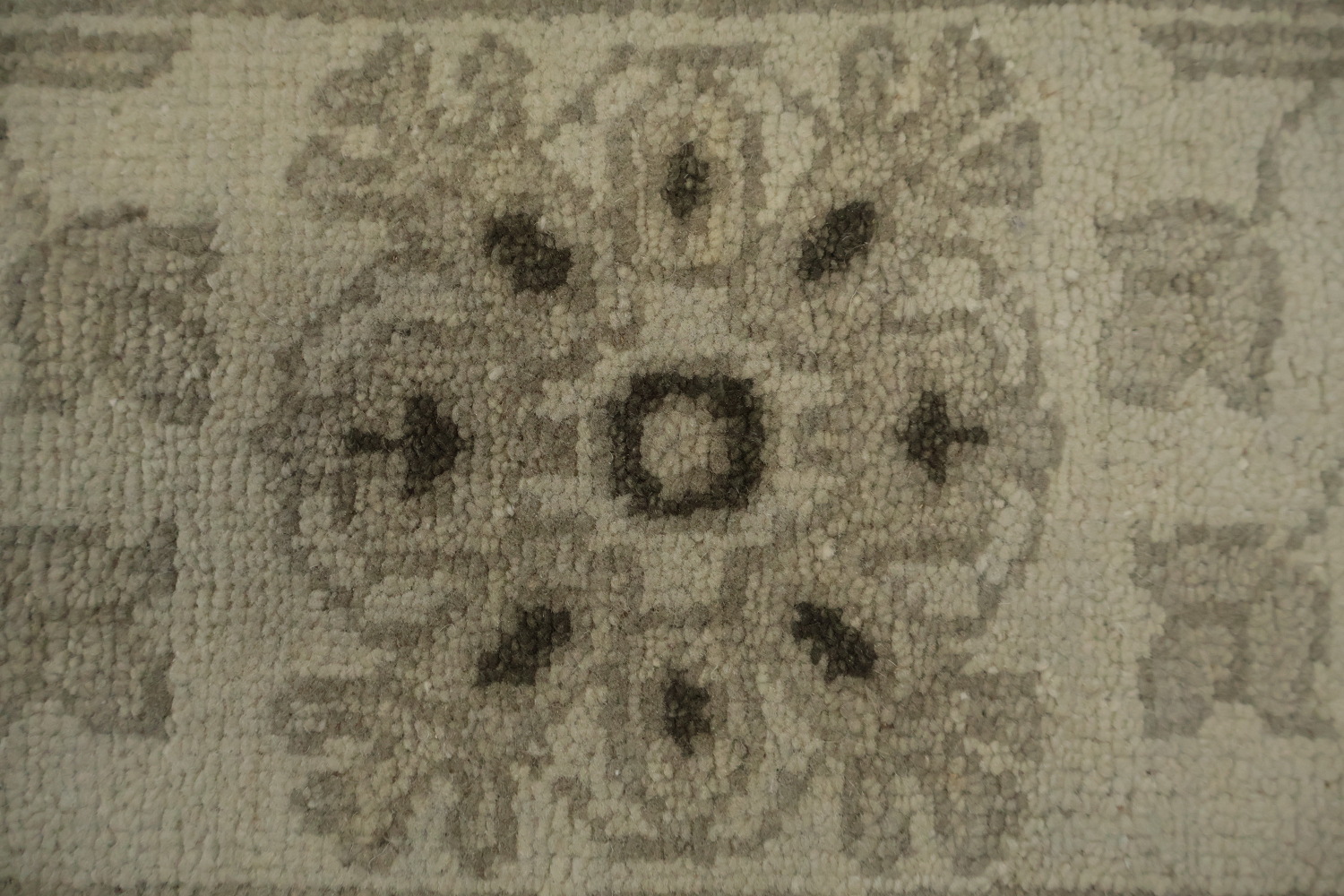 Exquisite Oushak Area Rug 8x10 Featuring Ornate Craftsmanship