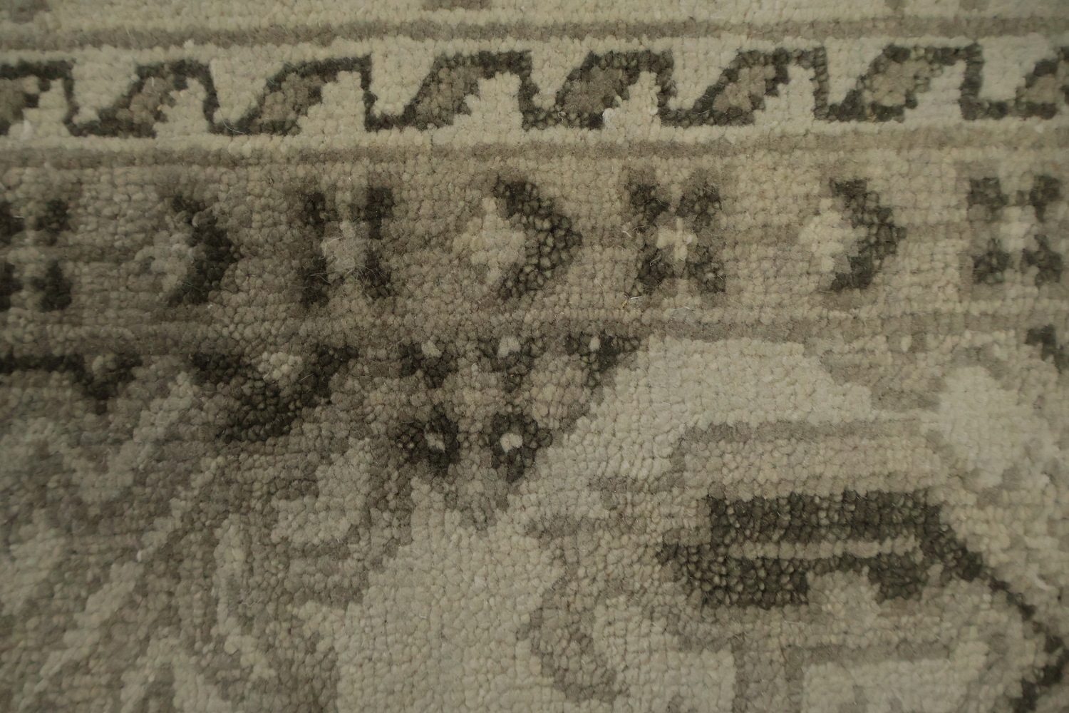 Exquisite Oushak Area Rug 8x10 Featuring Ornate Craftsmanship