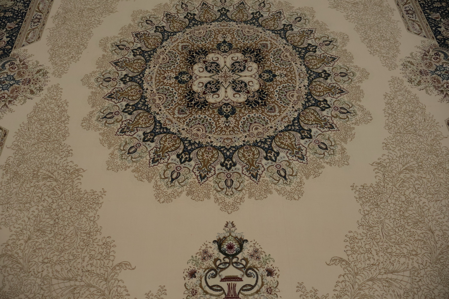 Luxury Qum Area Rug 7x10 Traditional Accents and Floral Motifs