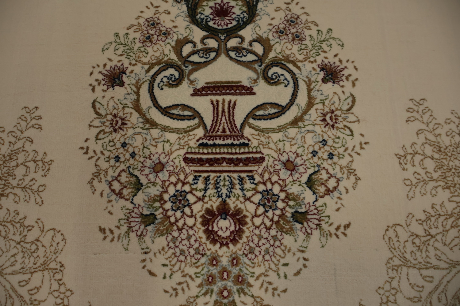 Luxury Qum Area Rug 7x10 Traditional Accents and Floral Motifs