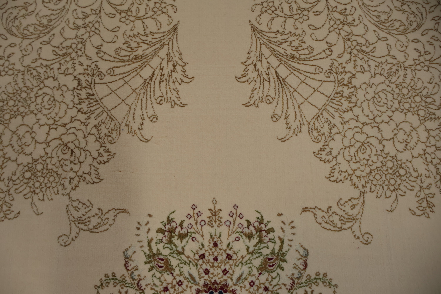 Luxury Qum Area Rug 7x10 Traditional Accents and Floral Motifs