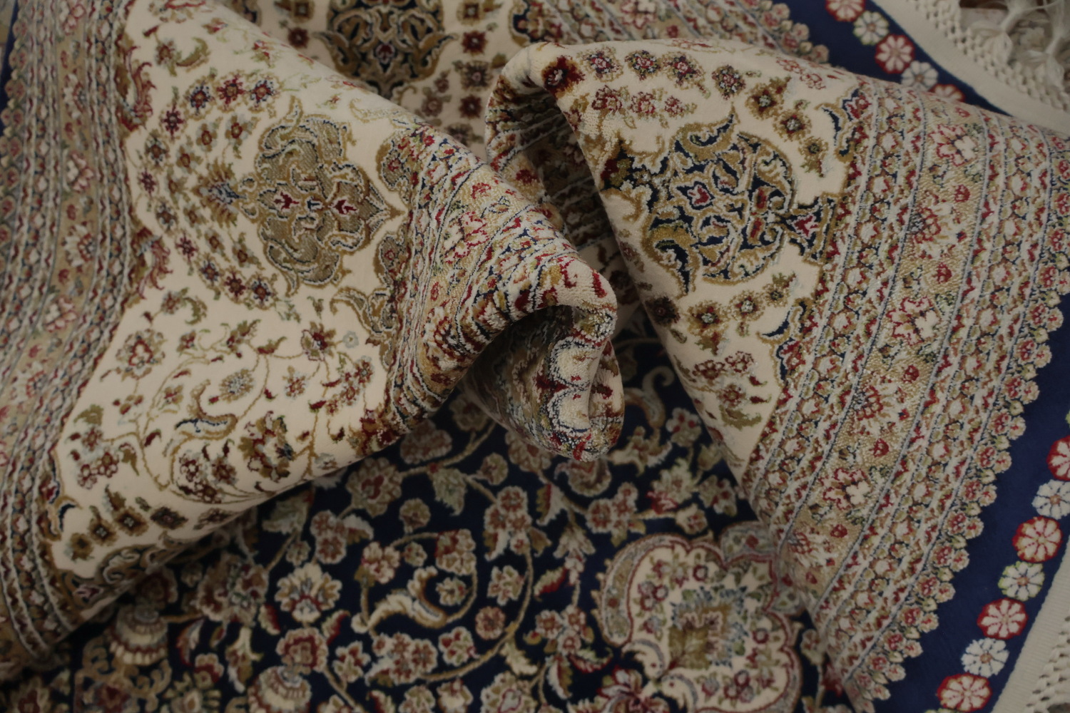 Stylish Medallion Qum Area Rug 7x10 with Delicate Floral Motifs