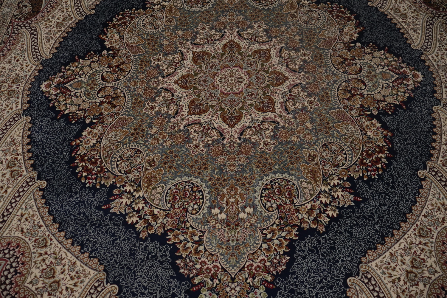 Luxurious Persian Style Rug with Intricate Medallion Design 7x10