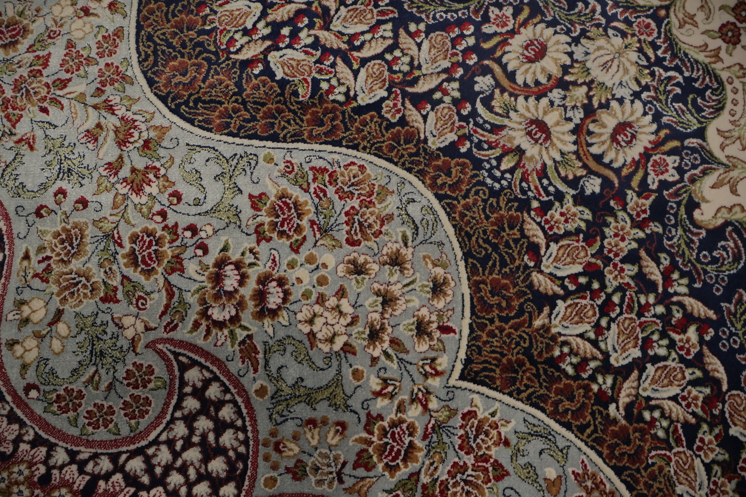 Luxurious Persian Style Rug with Intricate Medallion Design 7x10