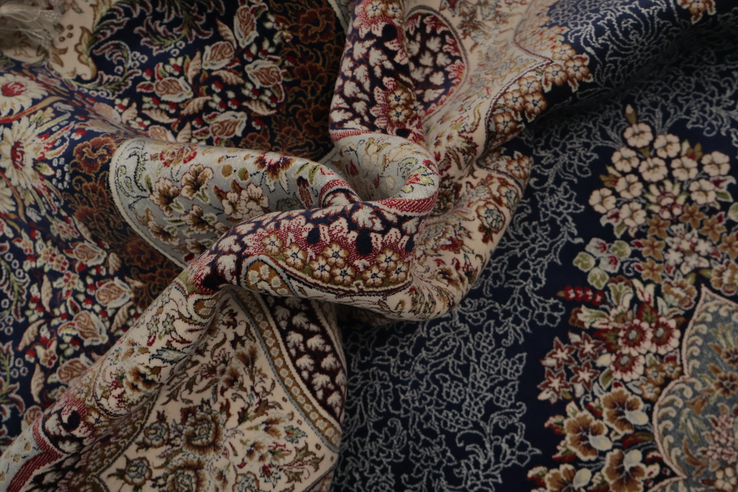Luxurious Persian Style Rug with Intricate Medallion Design 7x10