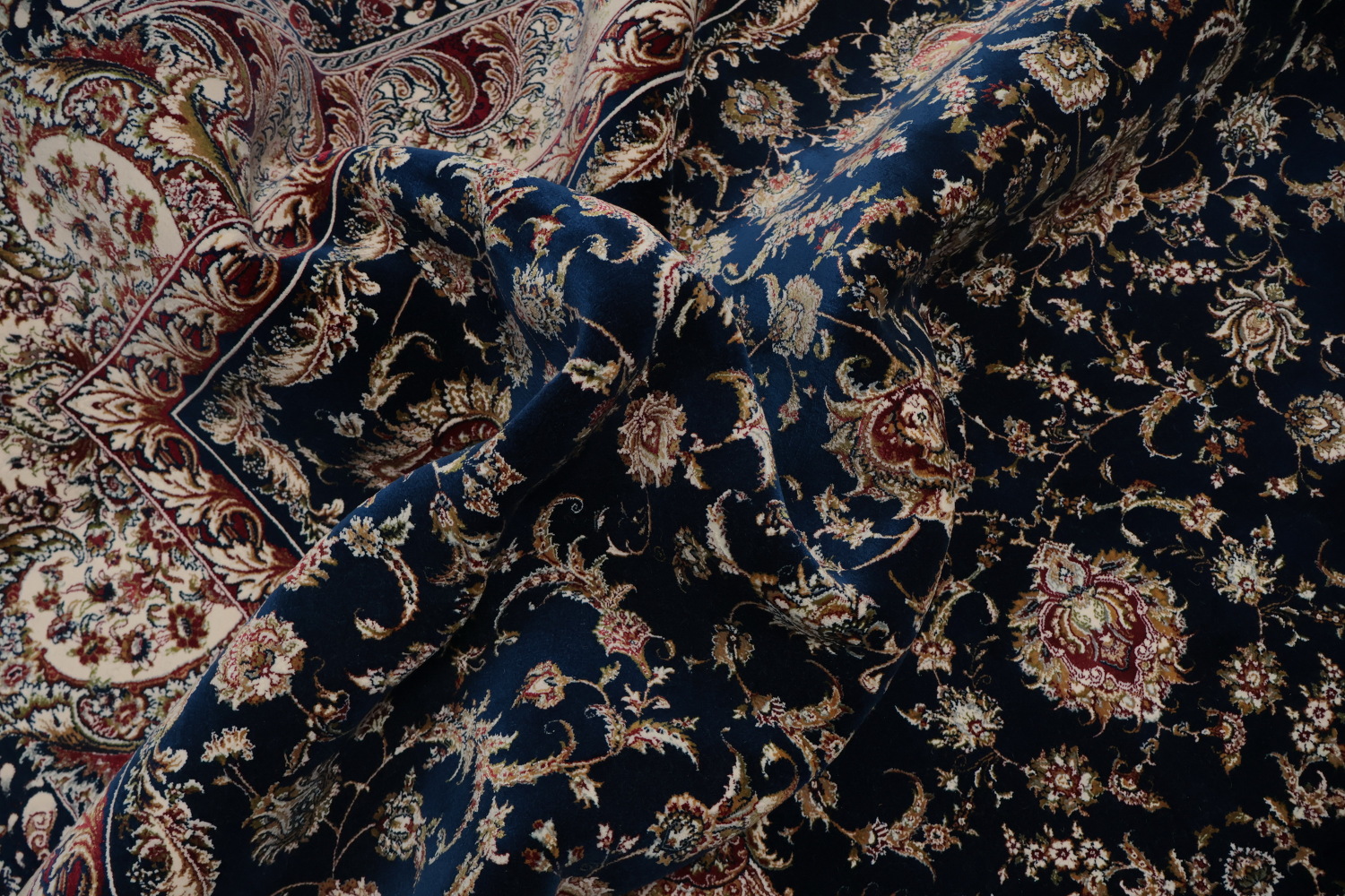 Elegant Persian-Inspired Floral Rug with Navy and Beige Highlights 7x10
