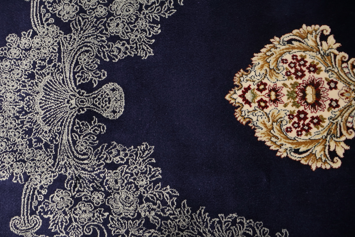 Luxury Persian-Inspired Rug with Intricate Blue Medallion Design 7x10