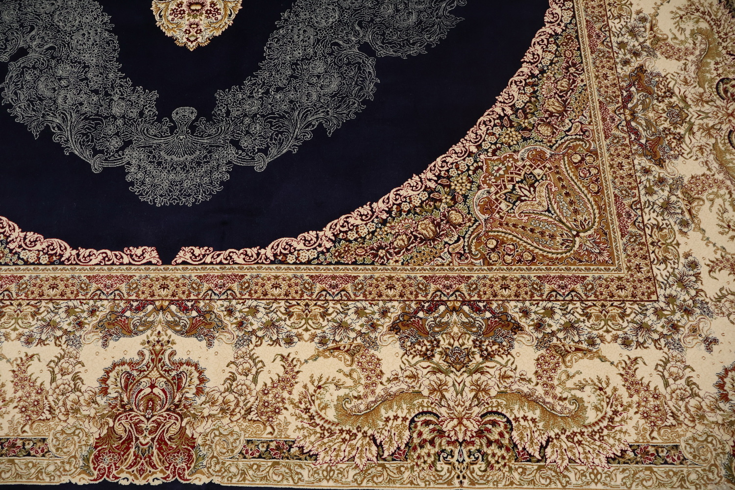 Luxury Persian-Inspired Rug with Intricate Blue Medallion Design 7x10