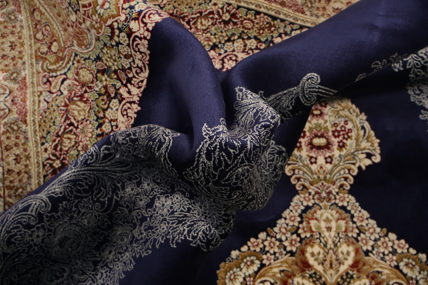 Luxury Persian-Inspired Rug with Intricate Blue Medallion Design 7x10