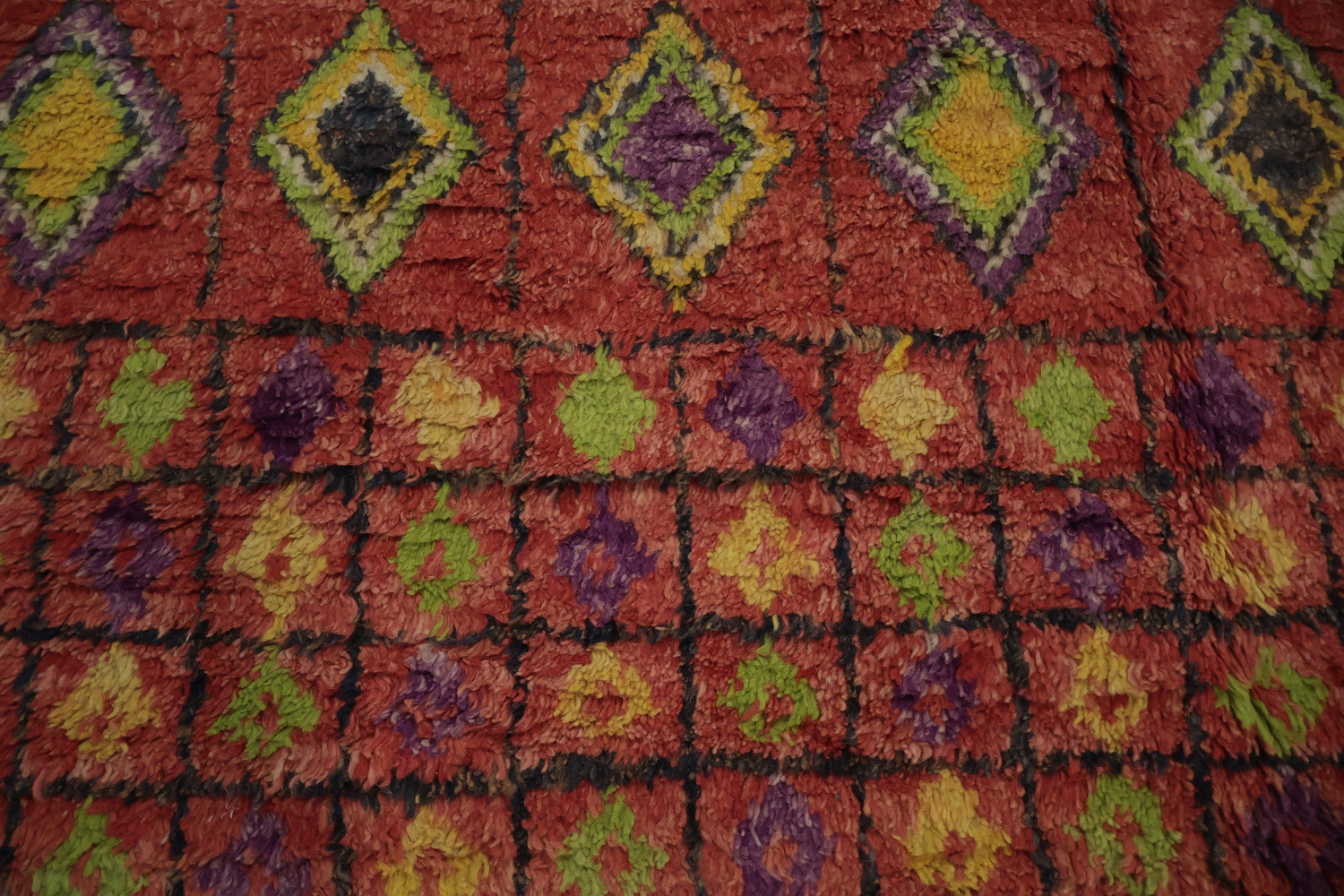 Diamond-Patterned Moroccan Area Rug 7x10 for Modern Interiors