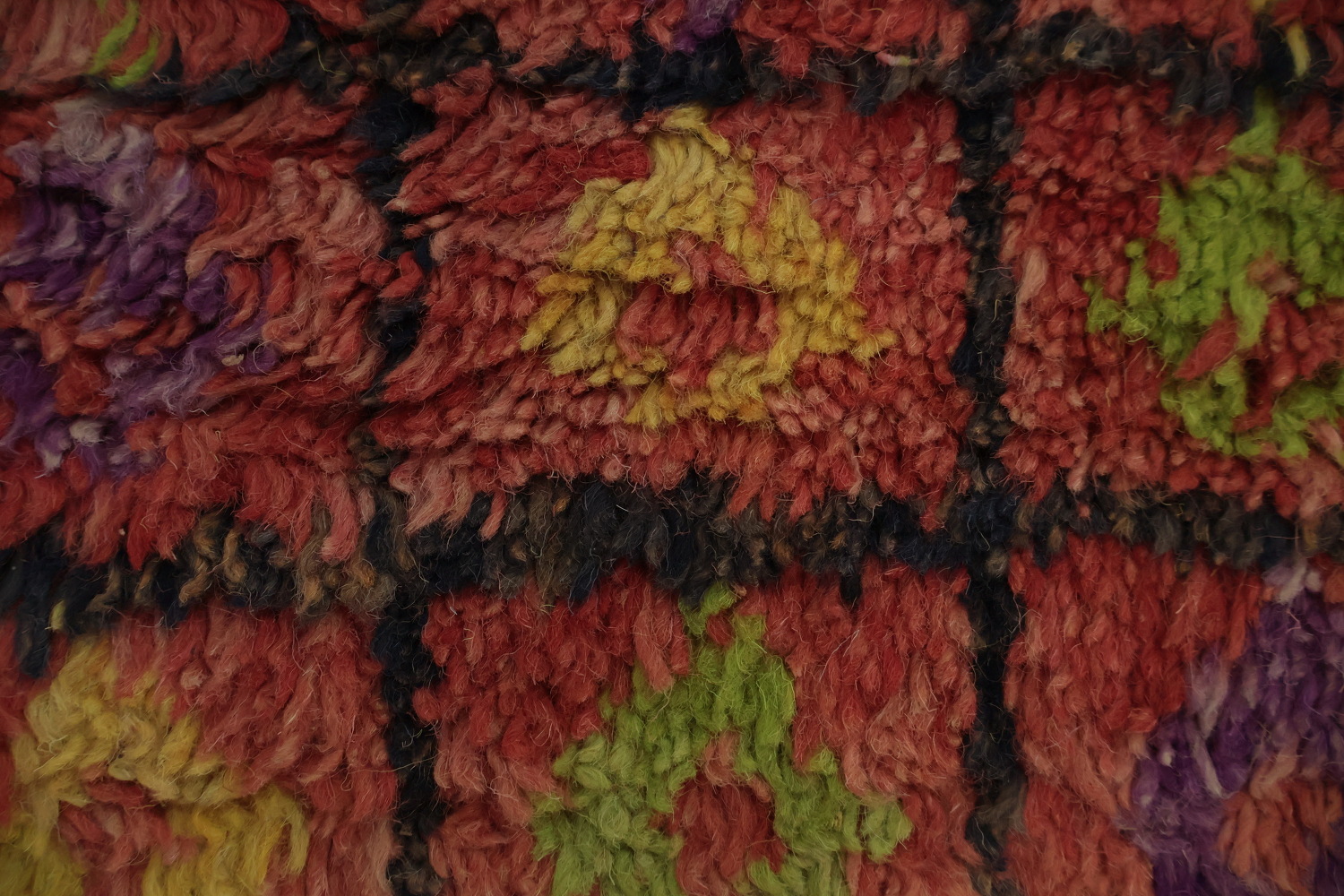Diamond-Patterned Moroccan Area Rug 7x10 for Modern Interiors