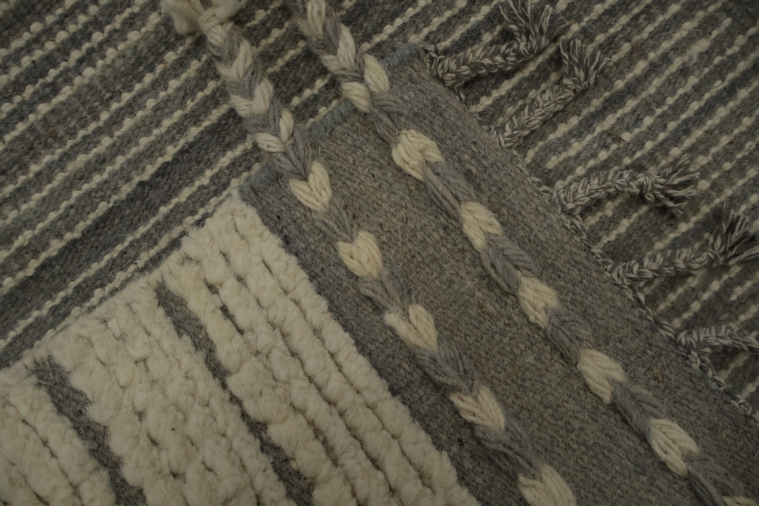 Moroccan Modern Area Rug 9x13 Boasting Stylish Minimalist Lines