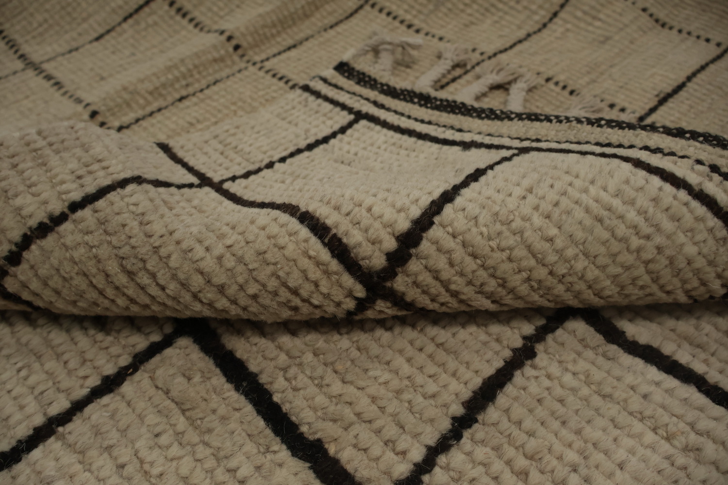 Sophisticated Moroccan Area Rug 8x10 with Intricate Line Patterns