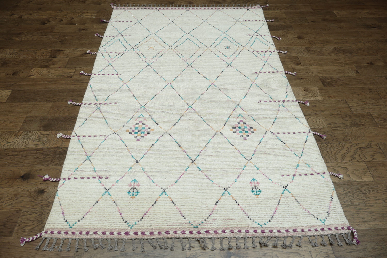 Chic and Modern: Minimalist Diamond Pattern Moroccan Rug 6x10