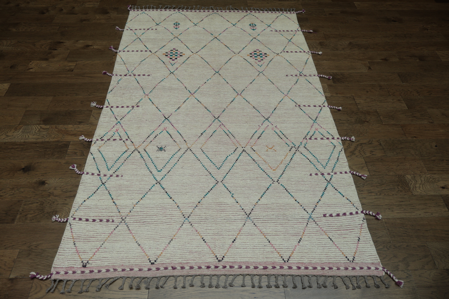 Chic and Modern: Minimalist Diamond Pattern Moroccan Rug 6x10