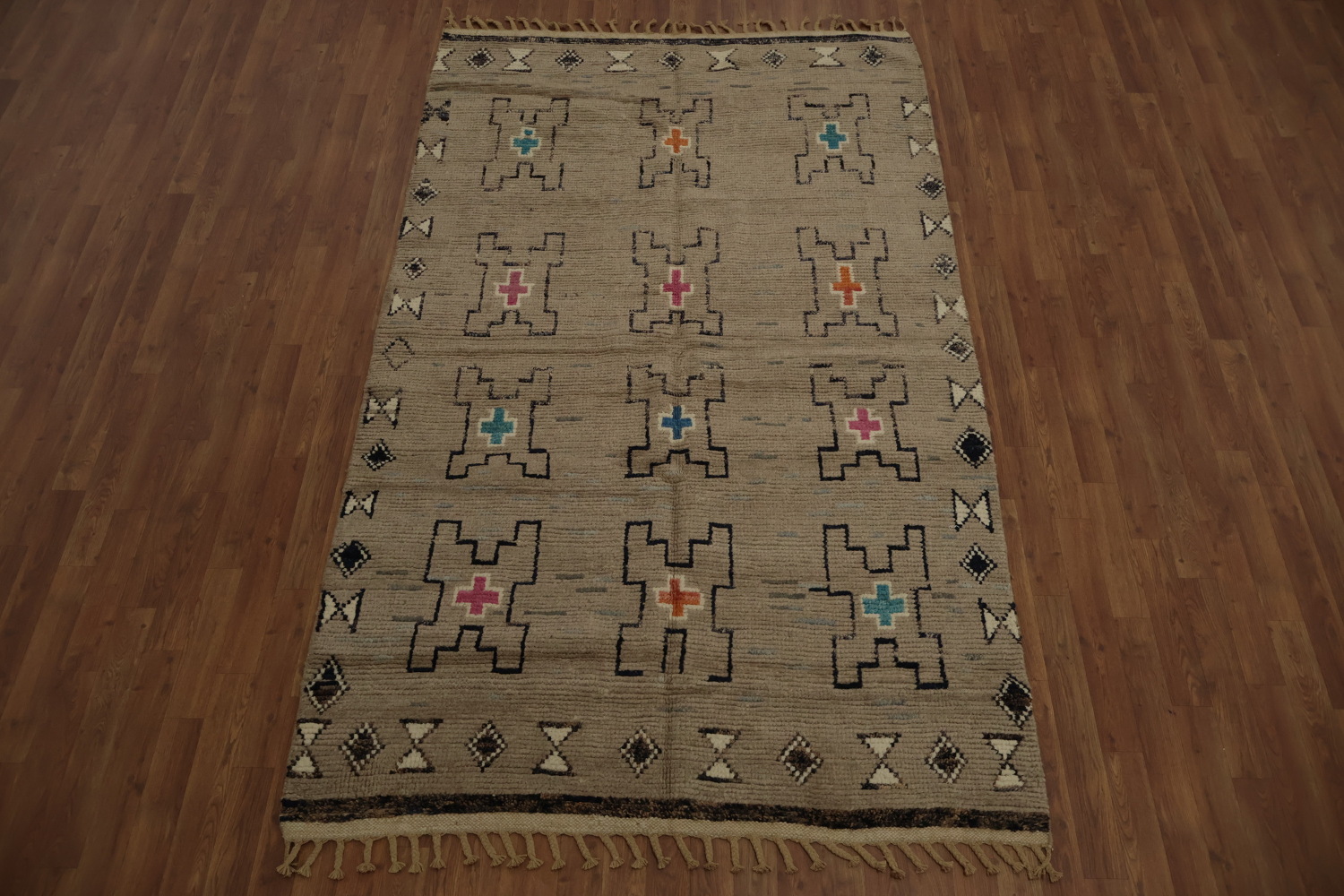 Artful Simplicity Moroccan Area Rug 5x8 with Eye-Catching Motifs