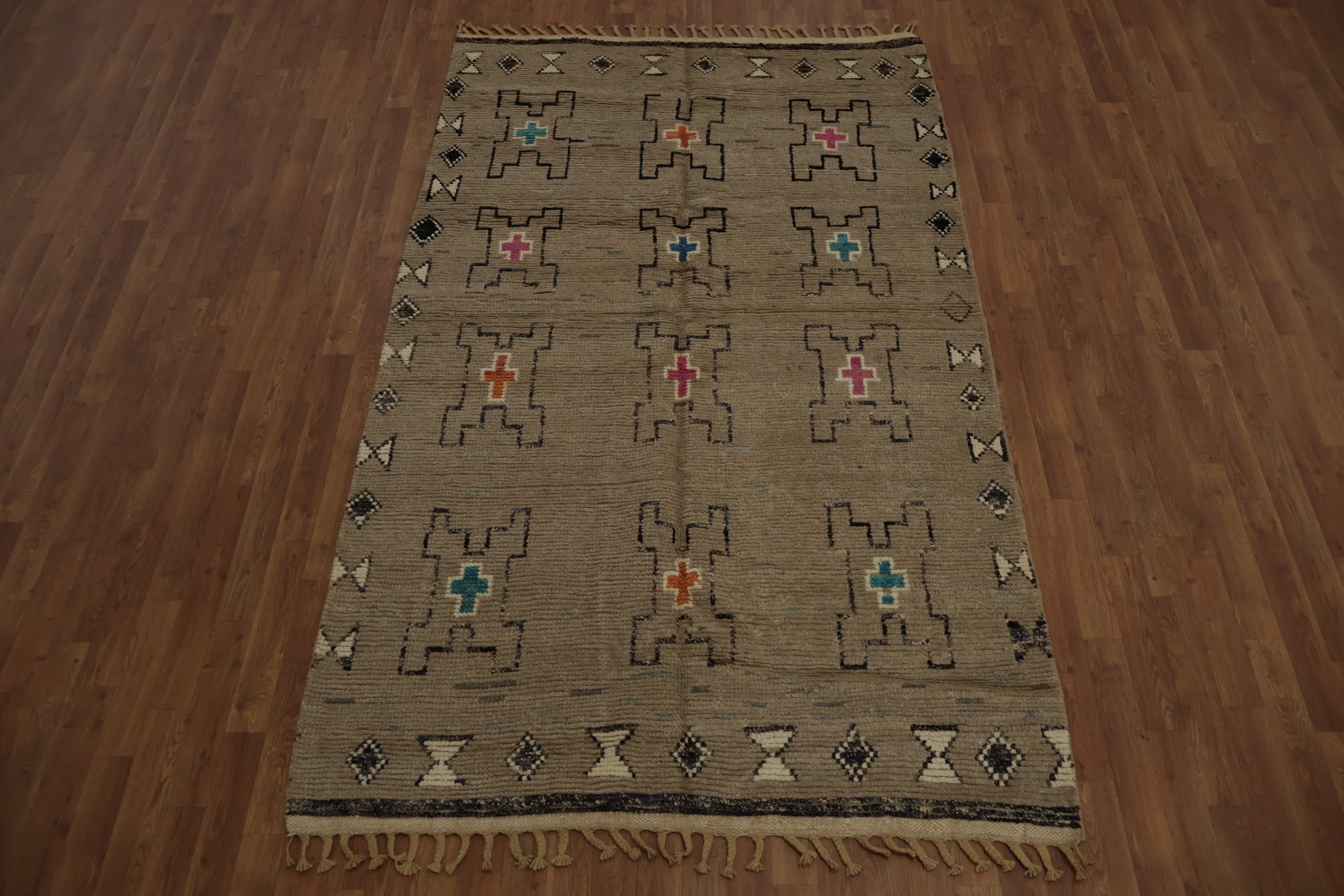 Artful Simplicity Moroccan Area Rug 5x8 with Eye-Catching Motifs