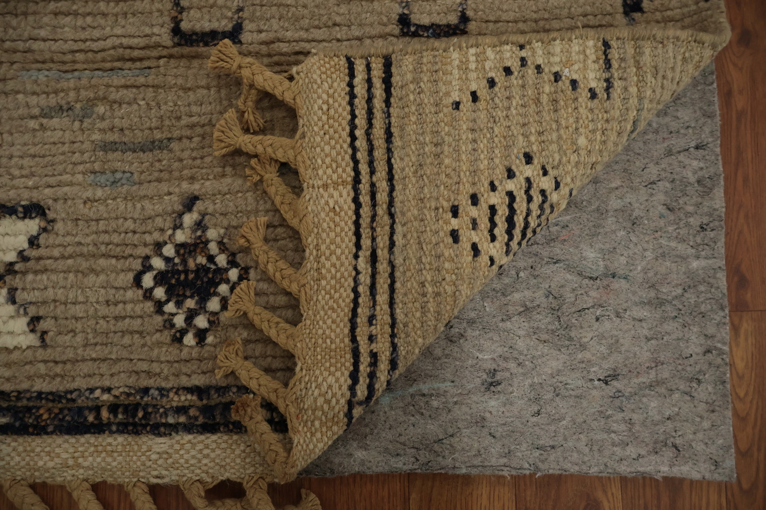 Artful Simplicity Moroccan Area Rug 5x8 with Eye-Catching Motifs