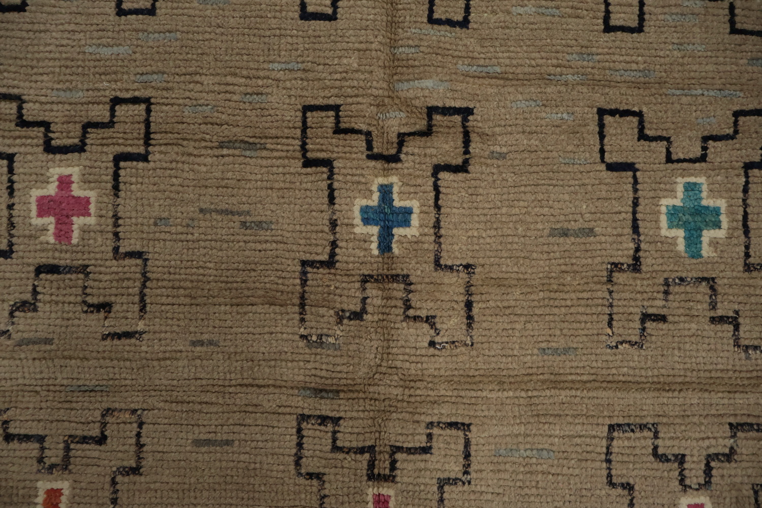 Artful Simplicity Moroccan Area Rug 5x8 with Eye-Catching Motifs