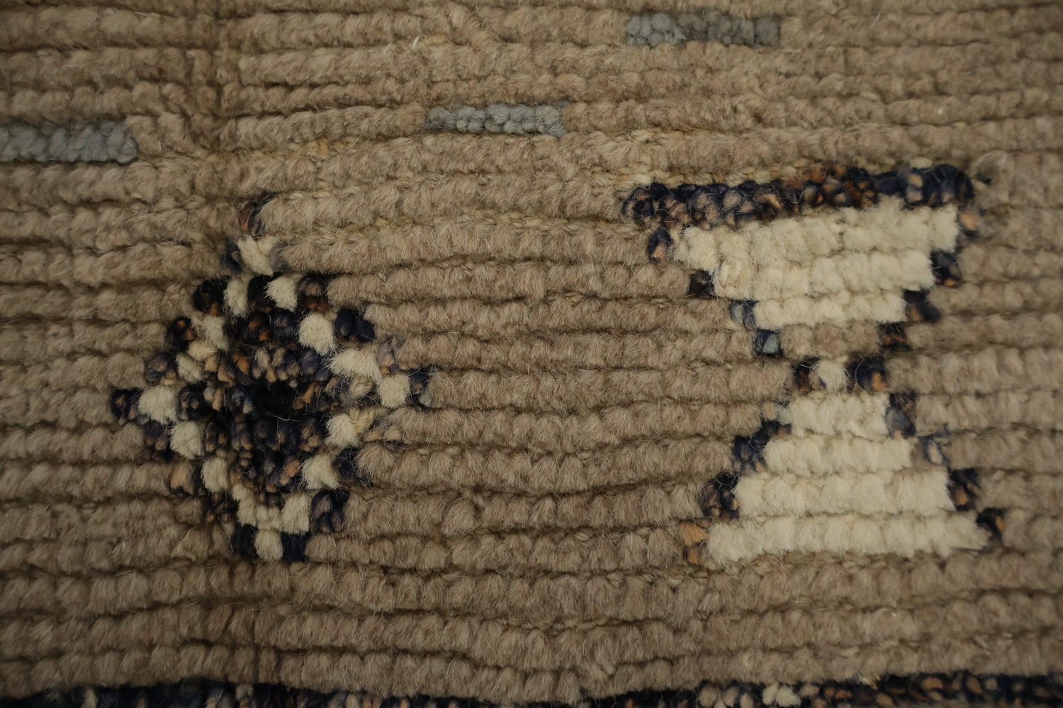 Artful Simplicity Moroccan Area Rug 5x8 with Eye-Catching Motifs