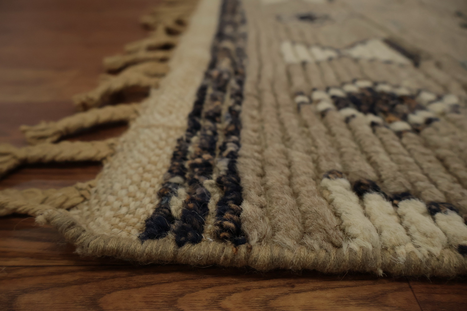 Artful Simplicity Moroccan Area Rug 5x8 with Eye-Catching Motifs