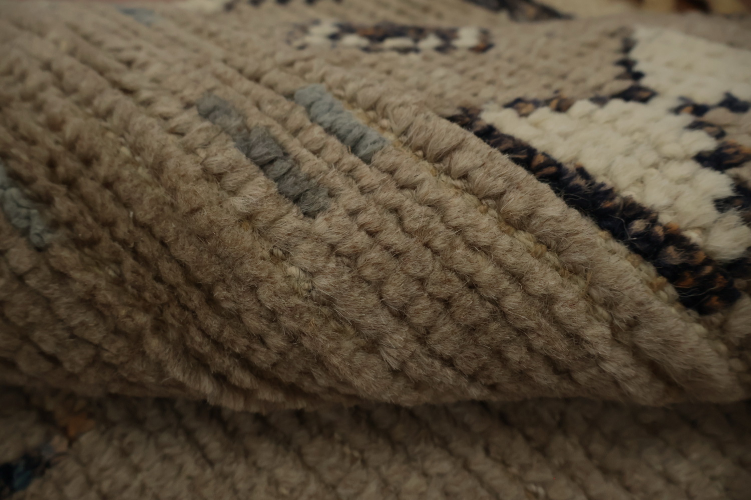 Artful Simplicity Moroccan Area Rug 5x8 with Eye-Catching Motifs