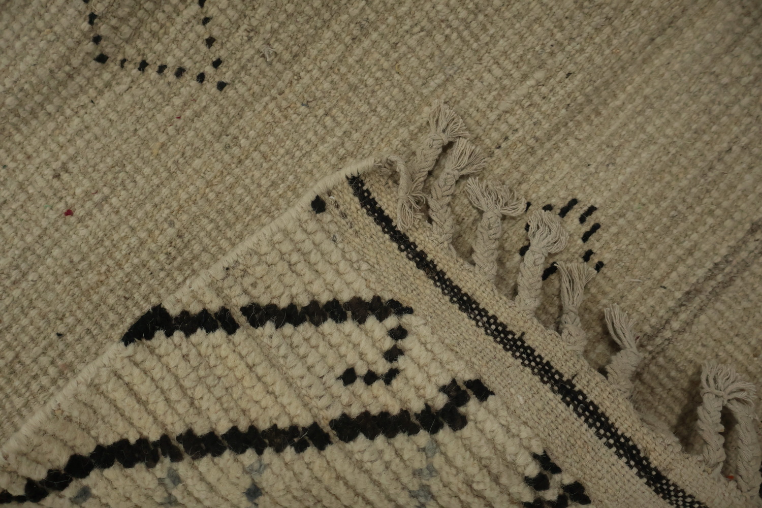 Chic Neutral Moroccan Area Rug 8x11 with Bold Geometric Diamond Patterns