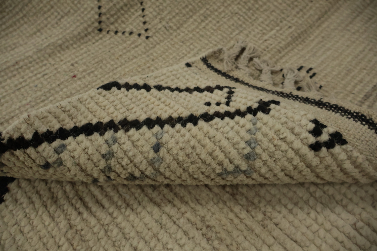 Chic Neutral Moroccan Area Rug 8x11 with Bold Geometric Diamond Patterns