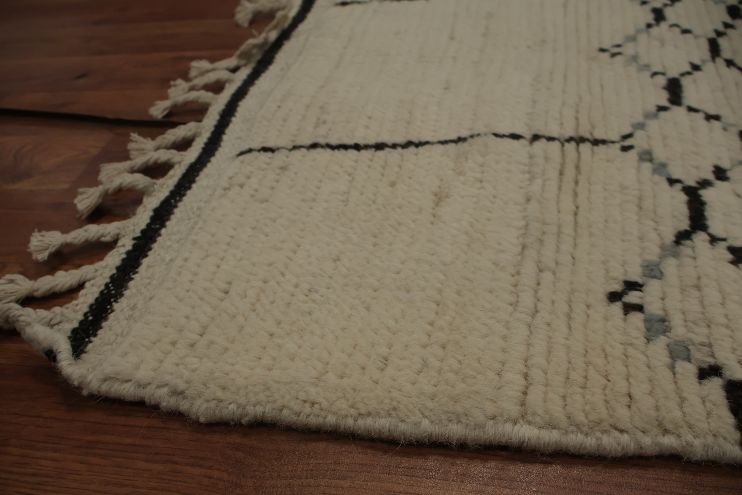 Authentic Moroccan Area Rug 6x10 Featuring Unique Patterned Lines