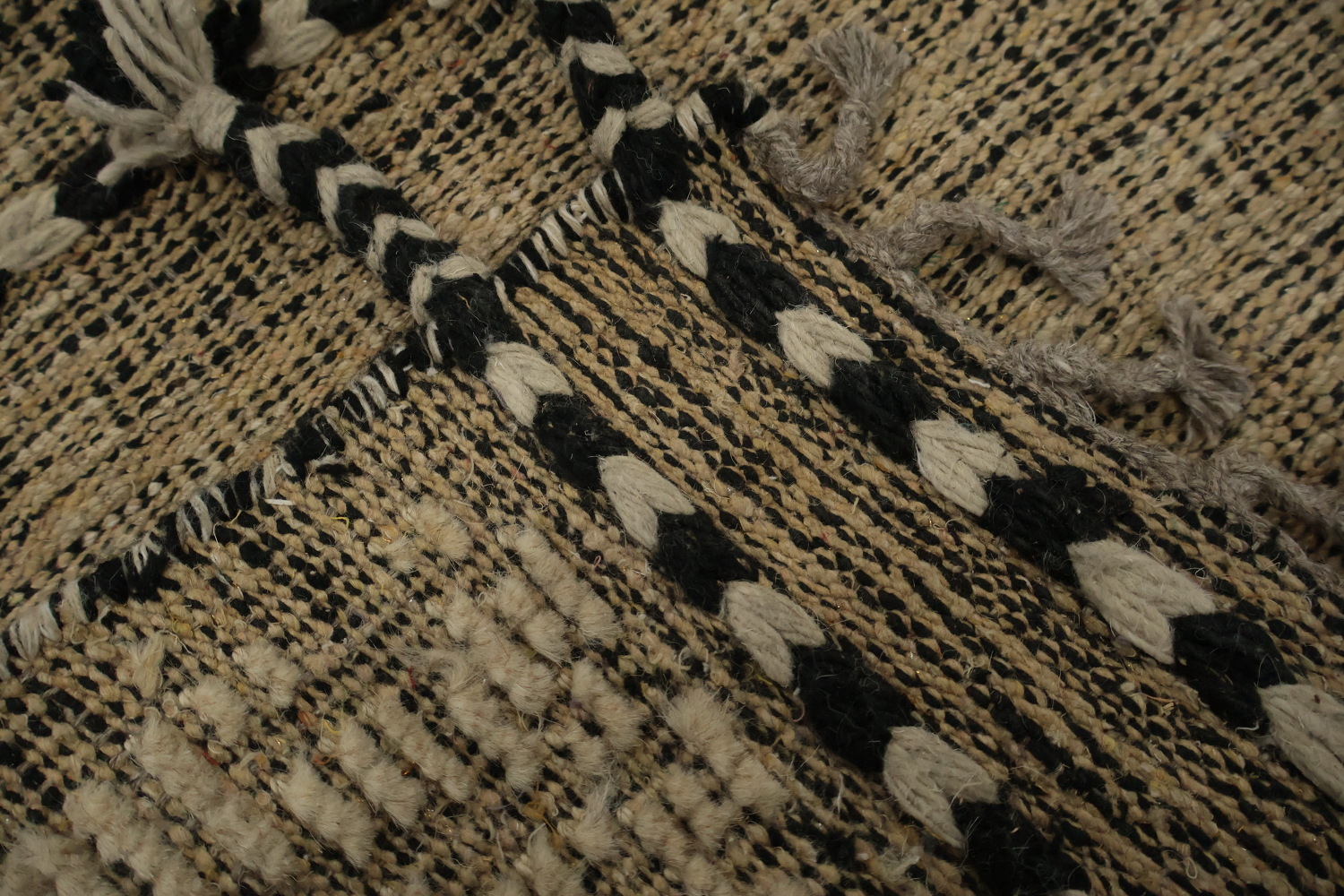 Sophisticated Moroccan Area Rug 9x13 with Unique Chevron Detailing