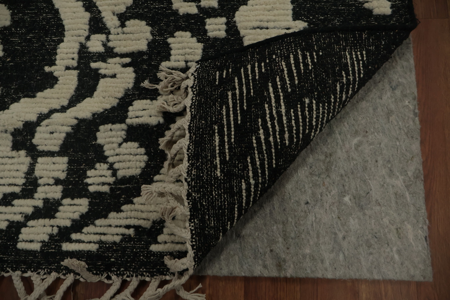 Stylish Moroccan Area Rug 8x10 Featuring Dynamic Wave Motifs