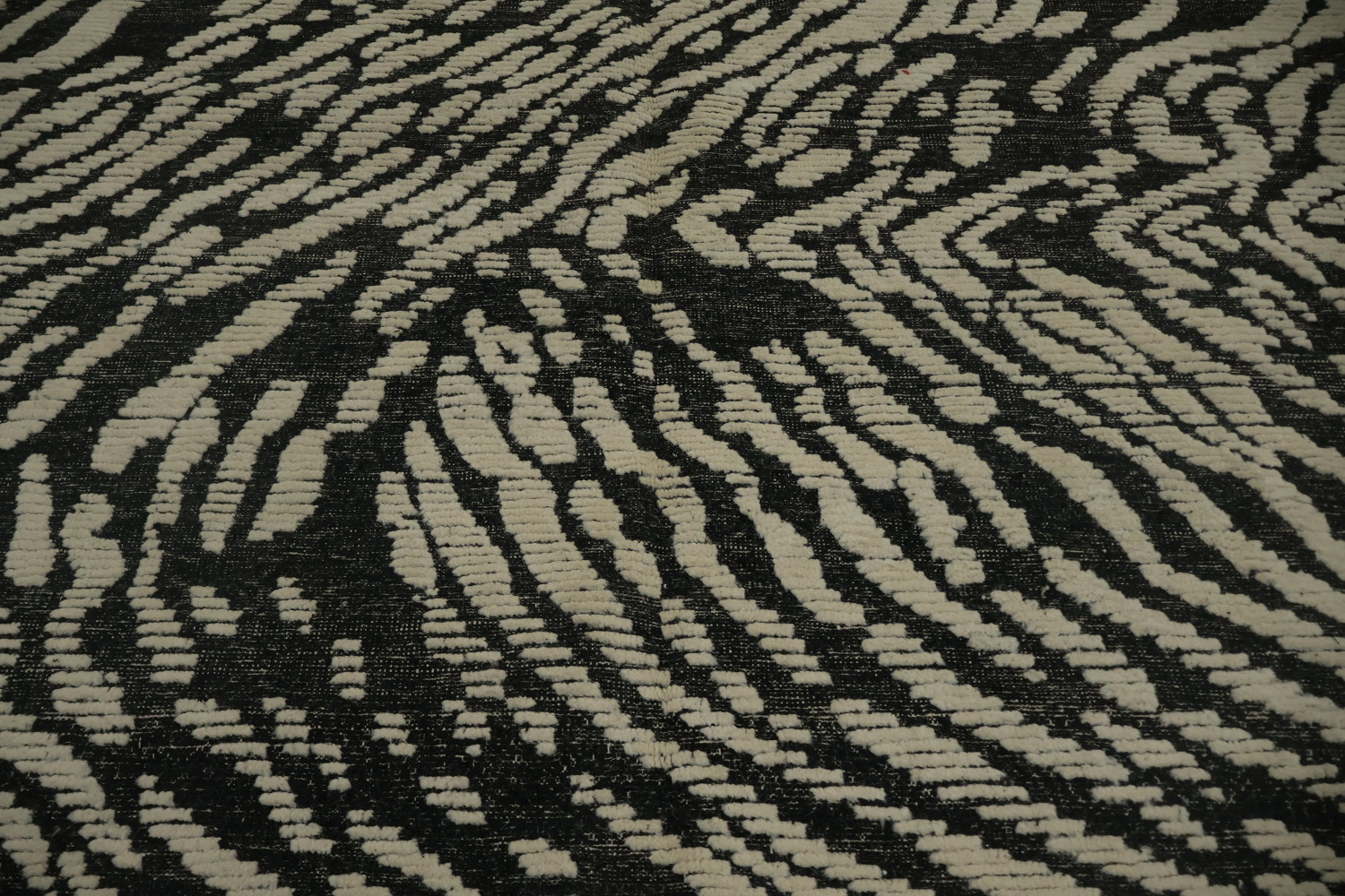 Stylish Moroccan Area Rug 8x10 Featuring Dynamic Wave Motifs