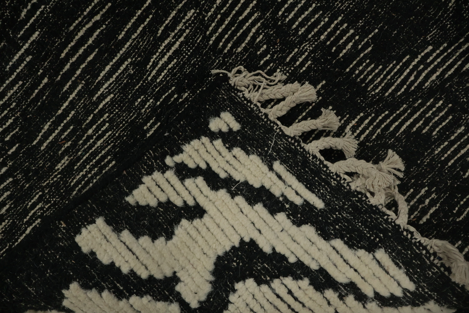 Stylish Moroccan Area Rug 8x10 Featuring Dynamic Wave Motifs
