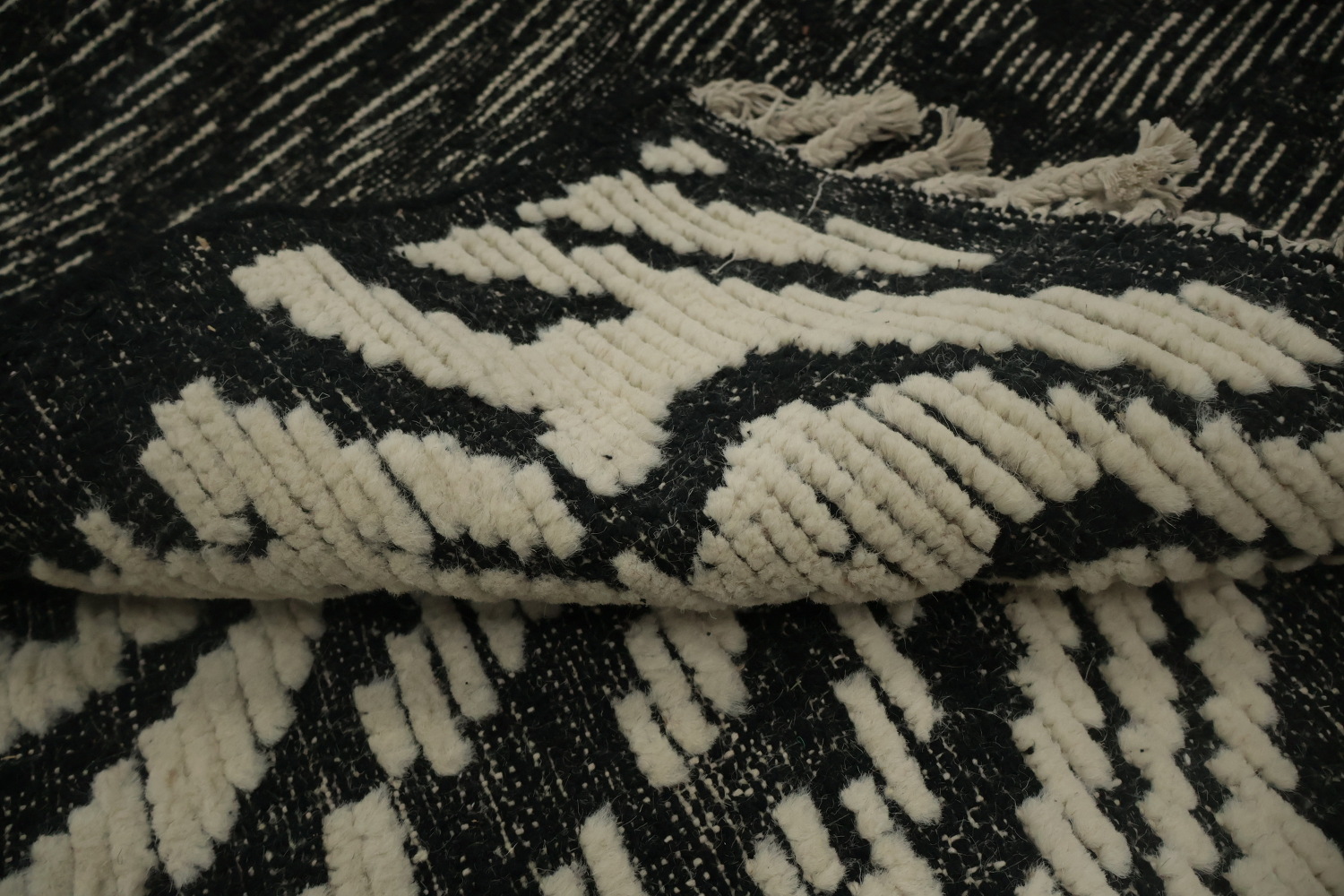 Stylish Moroccan Area Rug 8x10 Featuring Dynamic Wave Motifs