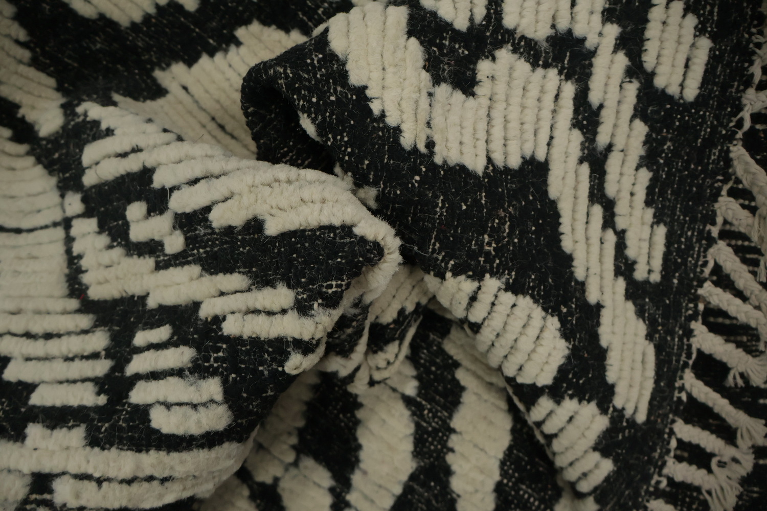 Stylish Moroccan Area Rug 8x10 Featuring Dynamic Wave Motifs