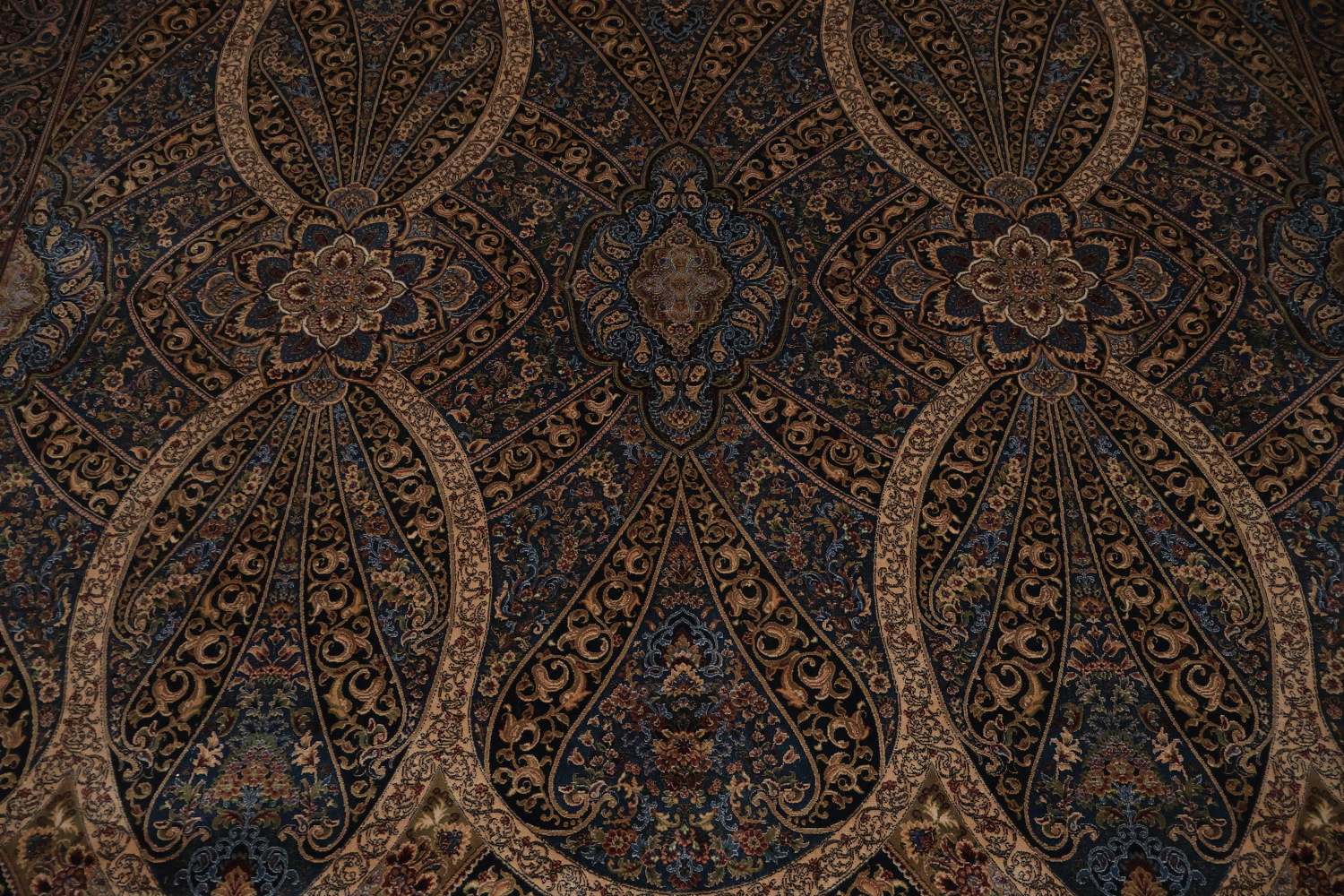 Finely Decorative Qum Area Rug 7x10 with Exquisite Detailing